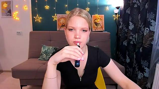 Snapshot of Xloe_Queen chatting on March 16, 1:27 pm Xloe Queen online show from March 16, 1:27 pm