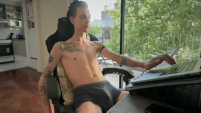 Snapshot of Den_BlueXx chatting on February 17, 11:07 am Den BlueXx online show from February 17, 11:07 am