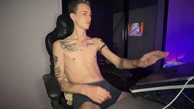 Snapshot of Den_BlueXx chatting on February 19, 1:45 am Den BlueXx online show from February 19, 1:45 am