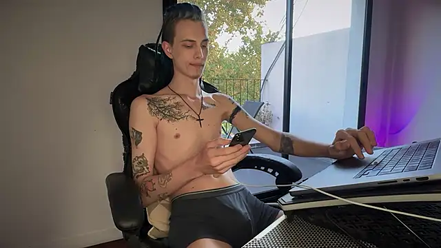 Snapshot of Den_BlueXx chatting on February 20, 10:32 pm Den BlueXx online show from February 20, 10:32 pm