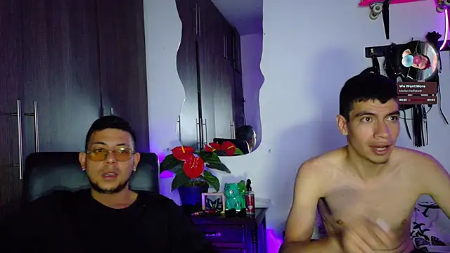 Snapshot of Nymphobuddies chatting on February 19, 5:05 am Nymphobuddies online show from February 19, 5:05 am