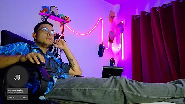 Snapshot of Nymphobuddies chatting on March 16, 12:01 am Nymphobuddies online show from March 16, 12:01 am