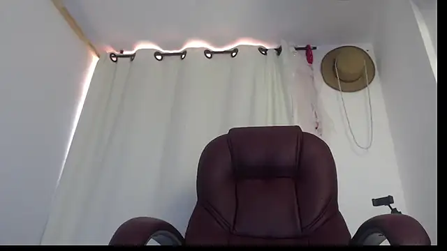 Snapshot of Xileny-Halliwey chatting on February 8, 3:59 pm Xileny-Halliwey online show from February 8, 3:59 pm