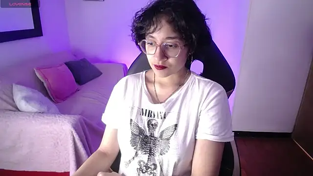 Lili Gomez  online show from November 18, 2:43 pm