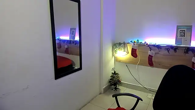 Emyli rousse  online show from December 28, 6:18 pm