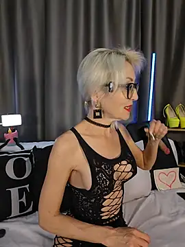 Snapshot of Milforja chatting on June 19, 5:39 pm Milforja online show from June 19, 5:39 pm