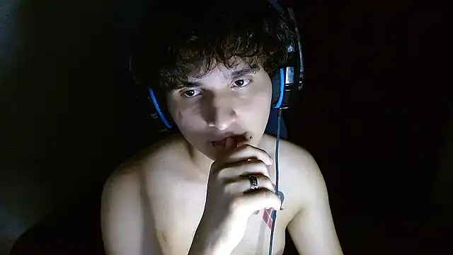 Snapshot of Charley_quin chatting on May 15, 2:07 am Charley quin online show from May 15, 2:07 am