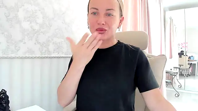 Snapshot of jennifer838 chatting on June 25, 1:37 pm jennifer838 online show from June 25, 1:37 pm