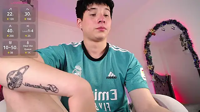 Snapshot of JustinMiller__ chatting on December 17, 7:40 am JustinMiller online show from December 17, 7:40 am