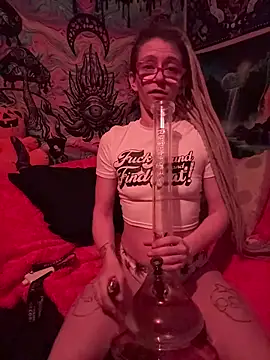 Snapshot of Stonermama666420 chatting on January 17, 3:44 am Stonermama666420 online show from January 17, 3:44 am