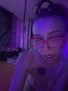 Snapshot of Stonermama666420 chatting on February 10, 5:22 am Stonermama666420 online show from February 10, 5:22 am