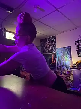 Snapshot of Stonermama666420 chatting on February 14, 7:32 pm Stonermama666420 online show from February 14, 7:32 pm