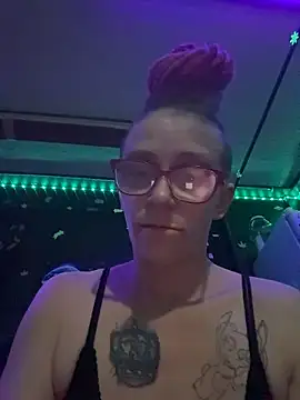 Snapshot of Stonermama666420 chatting on February 22, 4:57 am Stonermama666420 online show from February 22, 4:57 am