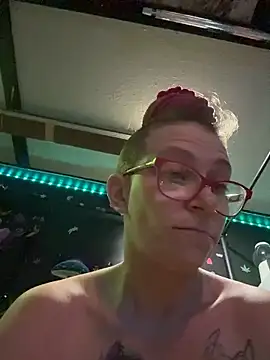 Snapshot of Stonermama666420 chatting on March 4, 5:02 am Stonermama666420 online show from March 4, 5:02 am