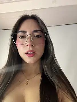 Snapshot of Melody_04 chatting on April 4, 4:11 am Melody 04 online show from April 4, 4:11 am