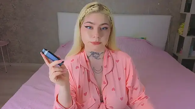 Snapshot of NikaRocks chatting on May 23, 5:39 pm NikaRocks online show from May 23, 5:39 pm