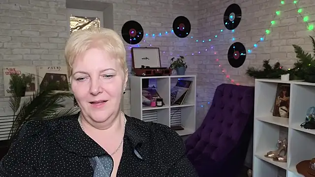 Snapshot of Sandra_Snow chatting on January 22, 8:49 pm Sandra Snow online show from January 22, 8:49 pm