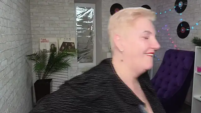 Snapshot of Sandra_Snow chatting on February 20, 4:25 pm Sandra Snow online show from February 20, 4:25 pm