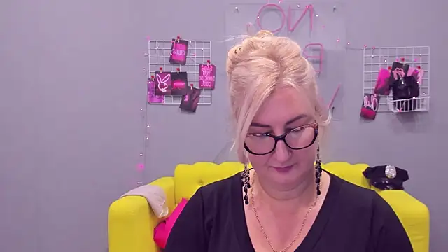 Snapshot of ChristyBrooks chatting on January 14, 12:14 pm ChristyBrooks online show from January 14, 12:14 pm