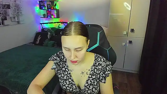 LinaTruly online show from February 4, 10:04 pm