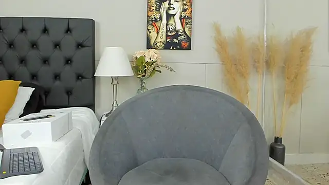 Snapshot of Robin_Rief chatting on February 24, 3:44 am Robin Rief online show from February 24, 3:44 am