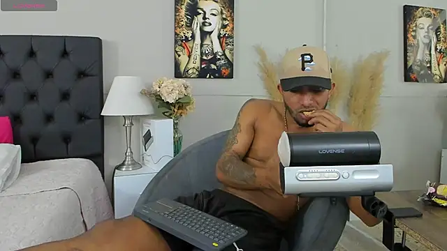 Snapshot of Robin_Rief chatting on March 12, 6:18 am Robin Rief online show from March 12, 6:18 am