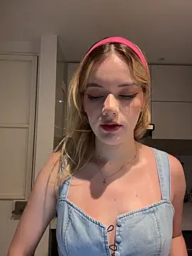 Snapshot of NicoleCut chatting on March 11, 9:59 am NicoleCut online show from March 11, 9:59 am