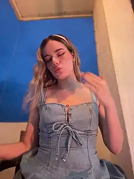 Snapshot of NicoleCut chatting on April 25, 11:13 pm NicoleCut online show from April 25, 11:13 pm