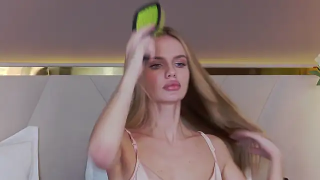 Snapshot of KristinaMaers chatting on January 22, 3:31 am KristinaMaers online show from January 22, 3:31 am