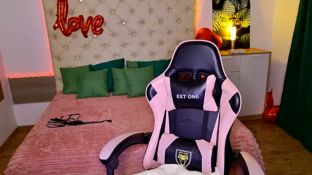 KattieSims online show from February 9, 10:43 pm