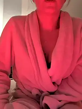 Snapshot of Cally-n chatting on December 30, 4:31 am Cally-n online show from December 30, 4:31 am