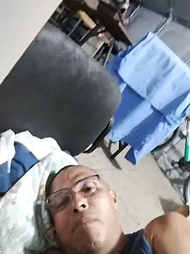 Snapshot of Alex011277 chatting on October 28, 1:20 am Alex011277 online show from October 28, 1:20 am