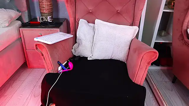 AQueenMonica online show from September 9, 4:28 pm