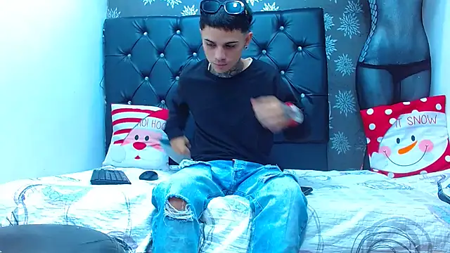 Snapshot of exotic_hot_couple chatting on December 24, 1:49 am exotic hot couple online show from December 24, 1:49 am