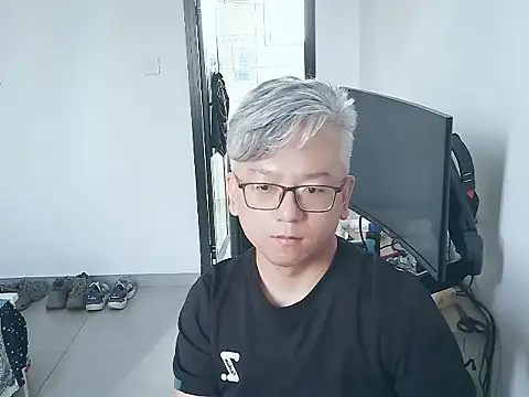 Snapshot of leoUSIR chatting on September 11, 1:17 am leoUSIR online show from September 11, 1:17 am