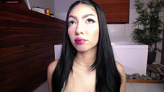 Snapshot of antonellaroux chatting on June 15, 4:04 am antonellaroux online show from June 15, 4:04 am