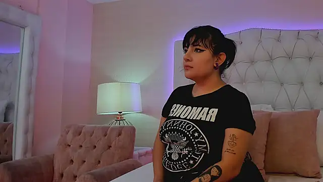 Snapshot of SophiGracee chatting on December 27, 2:14 am SophiGracee online show from December 27, 2:14 am