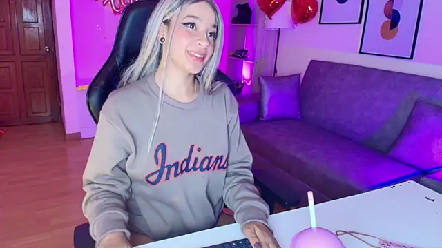 Snapshot of EmmaJhonnsson chatting on February 4, 4:05 am EmmaJhonnsson online show from February 4, 4:05 am