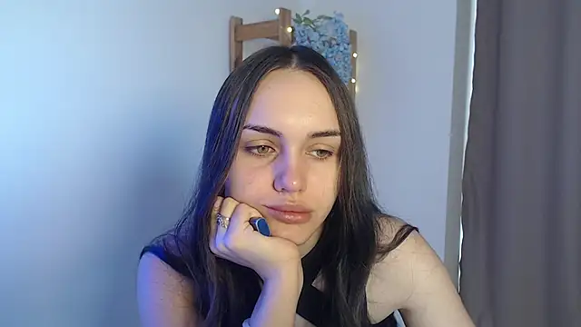 IrinaShayk18 online show from January 3, 8:32 am