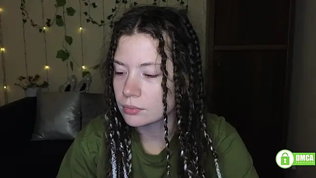 Snapshot of Alicia_redfollow chatting on March 1, 6:21 pm Alicia redfollow online show from March 1, 6:21 pm