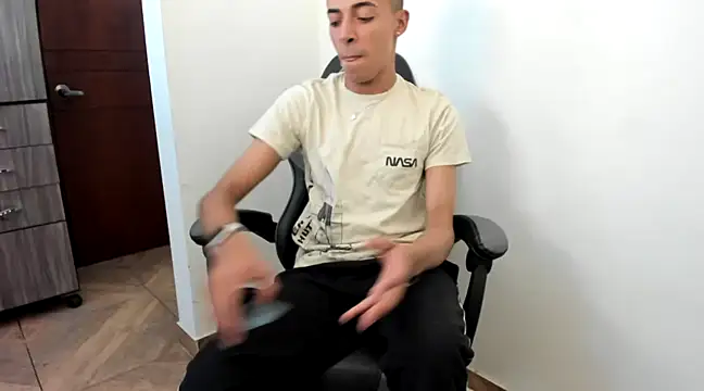 Snapshot of twink_latino5 chatting on February 1, 6:21 am twink latino5 online show from February 1, 6:21 am