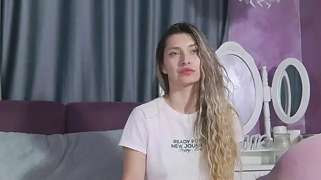 Snapshot of JustEmma chatting on February 5, 5:20 pm JustEmma online show from February 5, 5:20 pm