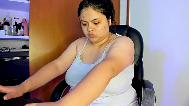 Snapshot of lizzie_c chatting on February 3, 9:41 am lizzie c online show from February 3, 9:41 am
