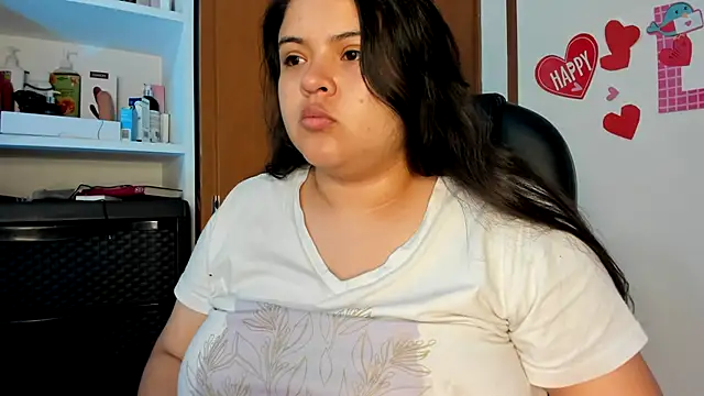 Snapshot of lizzie_c chatting on February 21, 12:05 am lizzie c online show from February 21, 12:05 am