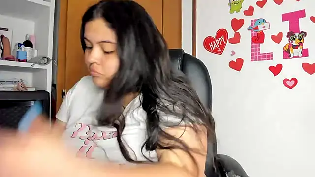 Snapshot of lizzie_c chatting on February 21, 7:32 pm lizzie c online show from February 21, 7:32 pm