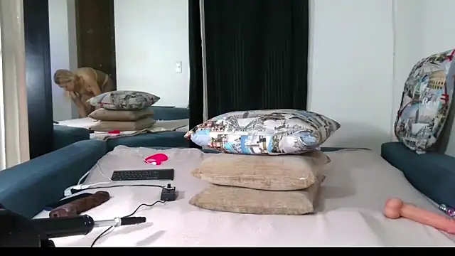 Snapshot of Carla-Bonny18 chatting on February 8, 9:29 pm Carla-Bonny18 online show from February 8, 9:29 pm