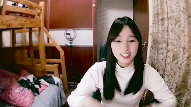 Snapshot of lulu-2002 chatting on January 5, 10:10 am lulu-2002 online show from January 5, 10:10 am