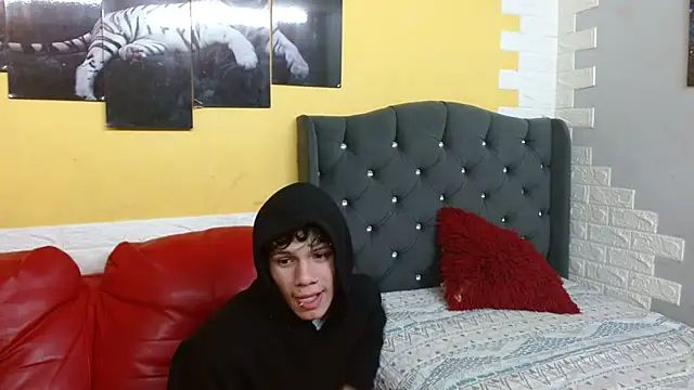 Snapshot of andy_dan18 chatting on February 2, 8:07 pm andy dan18 online show from February 2, 8:07 pm