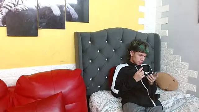 Snapshot of andy_dan18 chatting on February 3, 7:52 pm andy dan18 online show from February 3, 7:52 pm