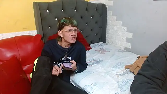 Snapshot of andy_dan18 chatting on February 10, 8:57 pm andy dan18 online show from February 10, 8:57 pm